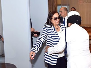بالصور.."تفتيش الوزراء ذاتيًا وكلبشة سيارة شرطة".. مشاهد تؤكد عبارة السيسي: لا أحد فوق القانون