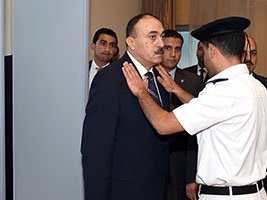 بالصور.."تفتيش الوزراء ذاتيًا وكلبشة سيارة شرطة".. مشاهد تؤكد عبارة السيسي: لا أحد فوق القانون