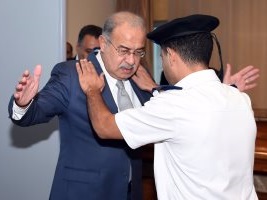 بالصور.."تفتيش الوزراء ذاتيًا وكلبشة سيارة شرطة".. مشاهد تؤكد عبارة السيسي: لا أحد فوق القانون