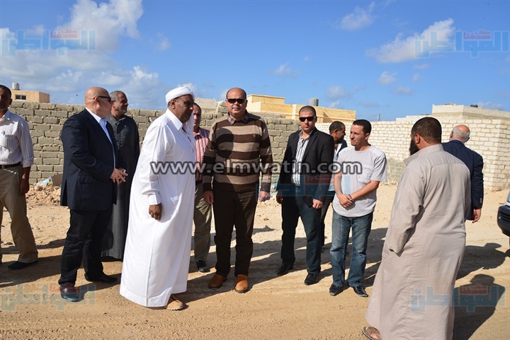 بالصور.. محافظ مطروح يشارك الأهالي افتتاح طريق منطقتي الكيلو 2 و4