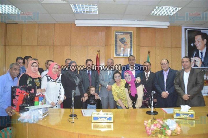 محافظ المنيا يكرم مدير الإداره العامة للتخطيط والمتابعة 