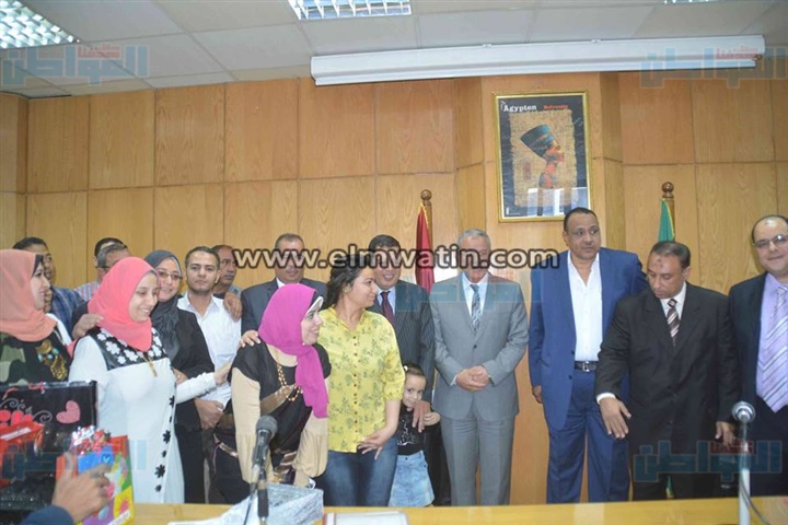 محافظ المنيا يكرم مدير الإداره العامة للتخطيط والمتابعة 