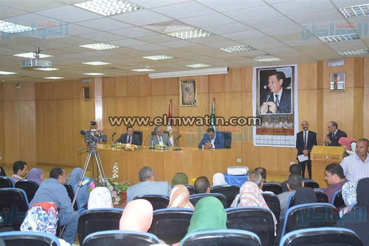 محافظ المنيا يكرم مدير الإداره العامة للتخطيط والمتابعة 