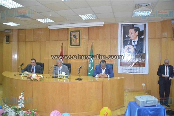 محافظ المنيا يكرم مدير الإداره العامة للتخطيط والمتابعة 