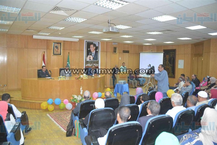 محافظ المنيا يكرم مدير الإداره العامة للتخطيط والمتابعة 