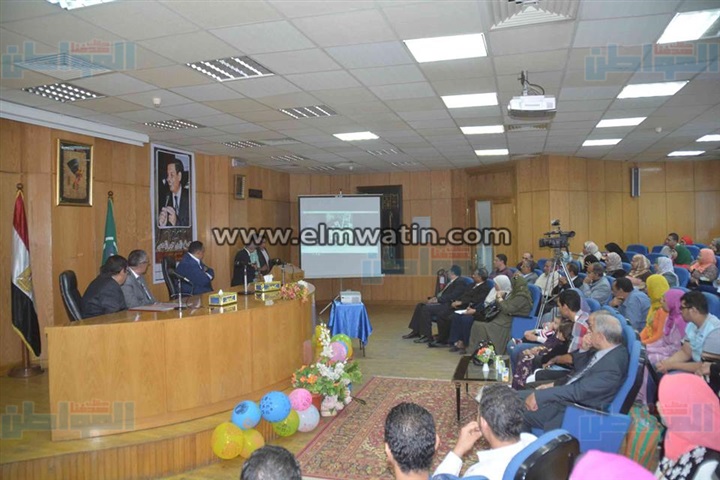 محافظ المنيا يكرم مدير الإداره العامة للتخطيط والمتابعة 