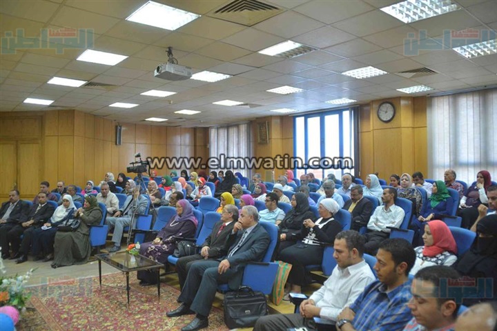 محافظ المنيا يكرم مدير الإداره العامة للتخطيط والمتابعة 