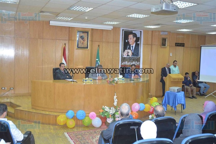 محافظ المنيا يكرم مدير الإداره العامة للتخطيط والمتابعة 