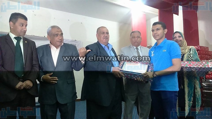 بالصور.. مجلس أمناء الوادي الجديد يكرم أوائل الشهادات 