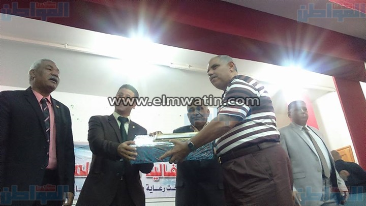 بالصور.. مجلس أمناء الوادي الجديد يكرم أوائل الشهادات 