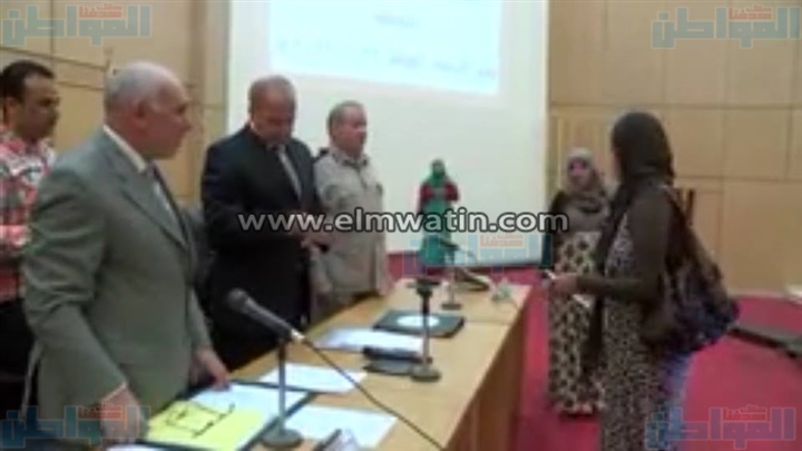 بالصور.. محافظ الوادي الجديد يسلم شيكات الدفعة الرابعة لتيسير الزواج