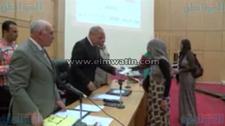 بالصور.. محافظ الوادي الجديد يسلم شيكات الدفعة الرابعة لتيسير الزواج