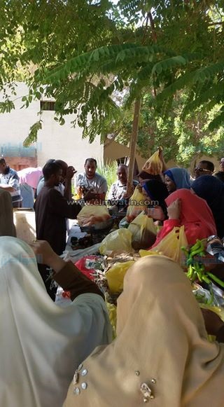 بالصور.. "الخارجة" يواصل بيع السلع الغذائية بأسعار مخفضة