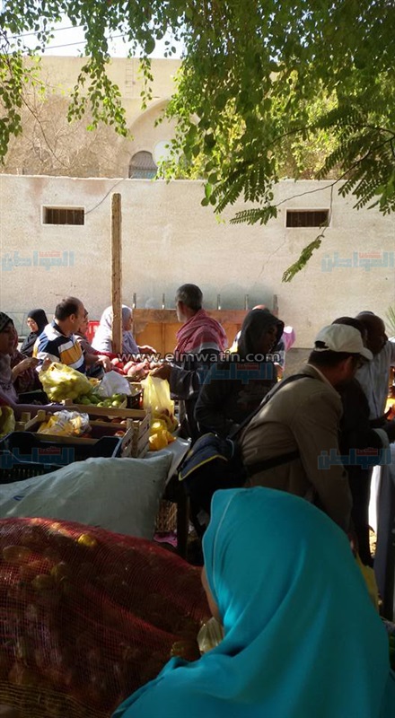 بالصور.. "الخارجة" يواصل بيع السلع الغذائية بأسعار مخفضة