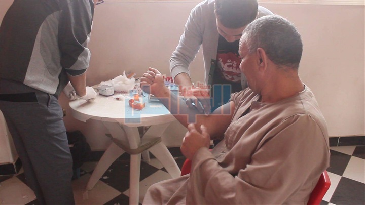 بالصور.. أهالي قرية "منشأة" بدهشور يطلقون حملة توعية بخطورة "فيرس سي"