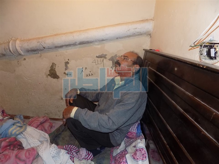 بالصور.. رحلة تحت الأنقاض تسرد معاناة مجهولين دفنوا بالحياة.. بطلها "عم رمضان" و9 أبناء