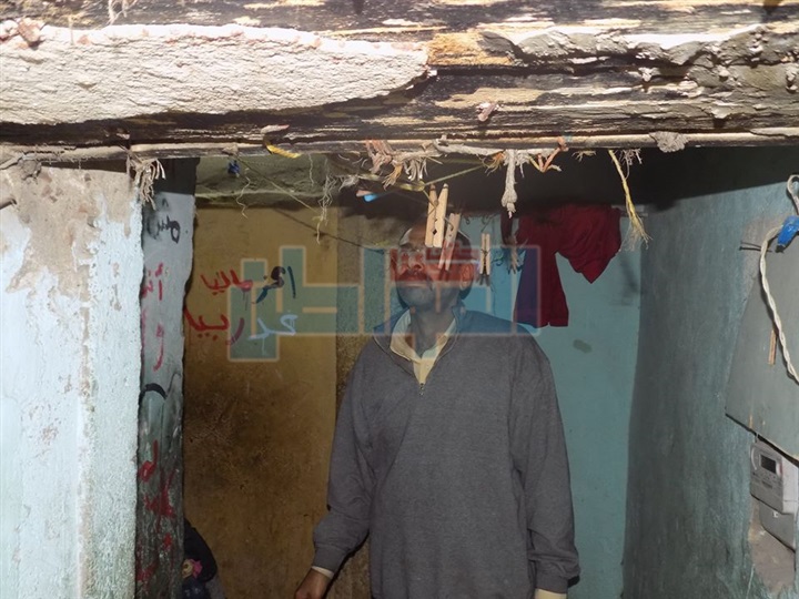 بالصور.. رحلة تحت الأنقاض تسرد معاناة مجهولين دفنوا بالحياة.. بطلها "عم رمضان" و9 أبناء