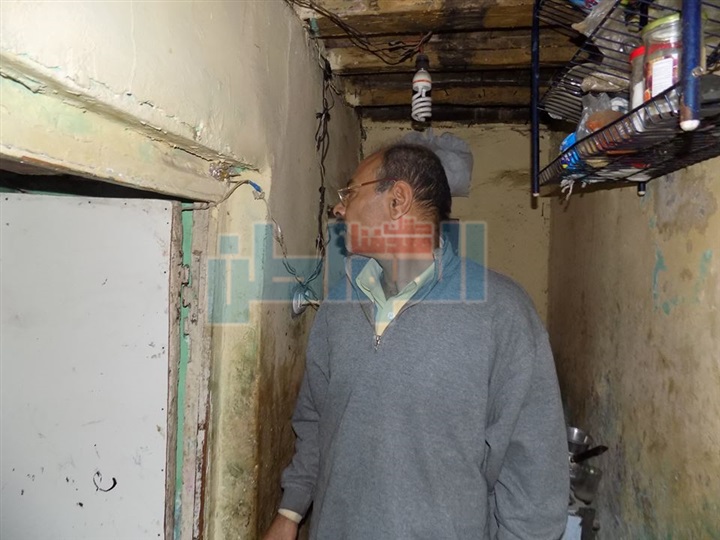 بالصور.. رحلة تحت الأنقاض تسرد معاناة مجهولين دفنوا بالحياة.. بطلها "عم رمضان" و9 أبناء
