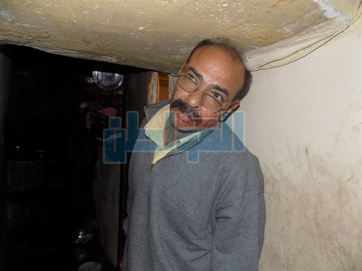 بالصور.. رحلة تحت الأنقاض تسرد معاناة مجهولين دفنوا بالحياة.. بطلها "عم رمضان" و9 أبناء