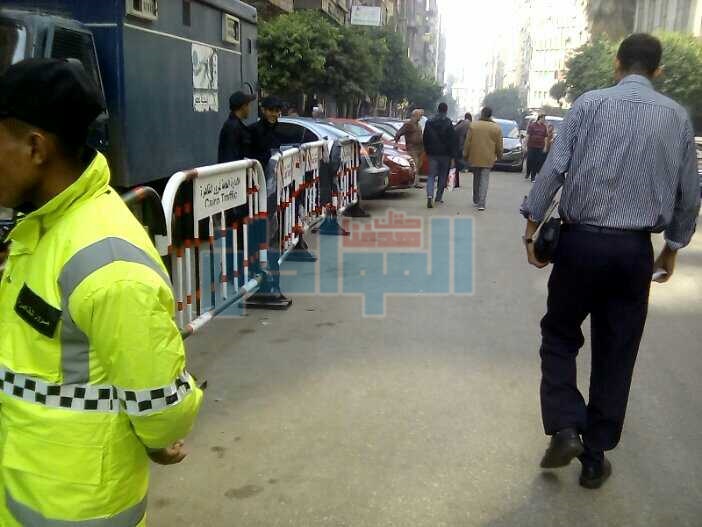 بالصور.. إجراءات أمنية مشددة قبل النطق بالحكم على نقيب الصحفيين وعضوي المجلس