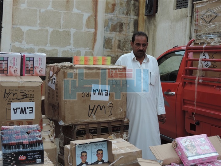 ضبط 39 كرتونة مستحضرات تجميل غير خالصة الرسوم في مطروح
