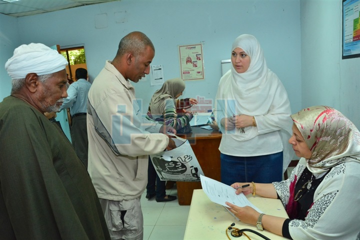 توقيع الكشف الطبي على 350 مريضا بالأقصر ضمن مؤتمر جامعة أسيوط