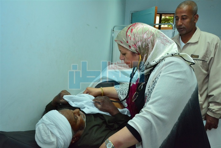 توقيع الكشف الطبي على 350 مريضا بالأقصر ضمن مؤتمر جامعة أسيوط