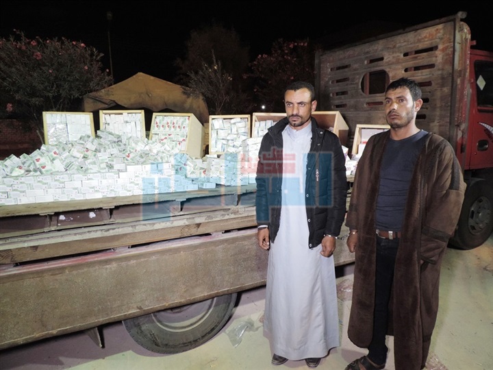 بالصور.. ضبط 235 ألف قرص "ترامادول" بحوزة شخصين بمطروح