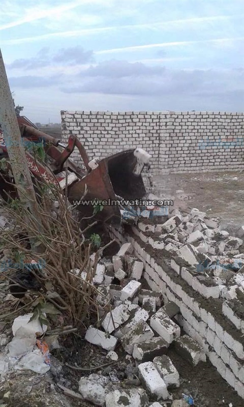بالصور.. إزالة تعديات على أراضي زراعية بقرى المنصورة