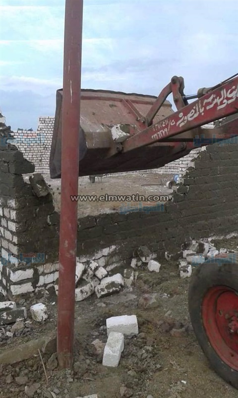 بالصور.. إزالة تعديات على أراضي زراعية بقرى المنصورة
