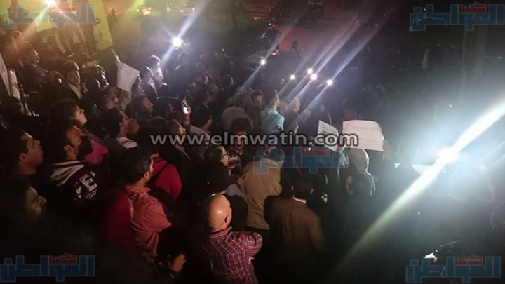بالصور.. "صحفيون" من أمام النقابة: حبسوا نقيب الصحفيين.. ليلتك سودة ليلتك طين