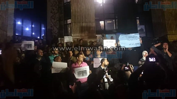 بالصور.. "صحفيون" من أمام النقابة: حبسوا نقيب الصحفيين.. ليلتك سودة ليلتك طين