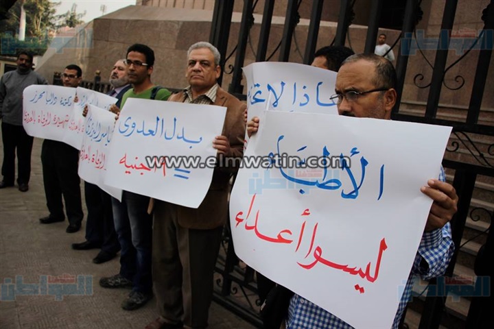 ألبوم صور لوقفة "الأطباء" أمام مجلس الدولة لتحسين بدل العدوى