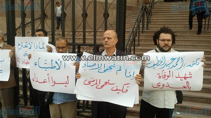 ألبوم صور لوقفة "الأطباء" أمام مجلس الدولة لتحسين بدل العدوى