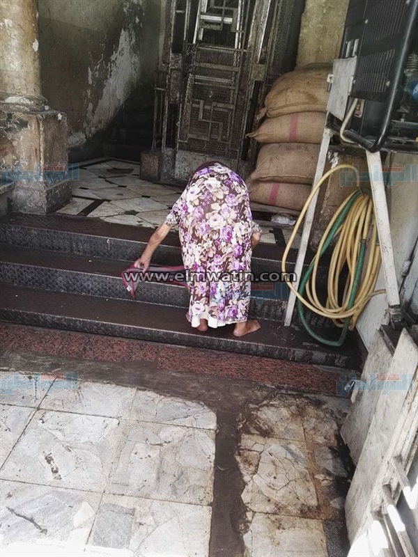 بالصور.. قصة "عجوز" تقوم بمسح السلالم من أجل أولادها 