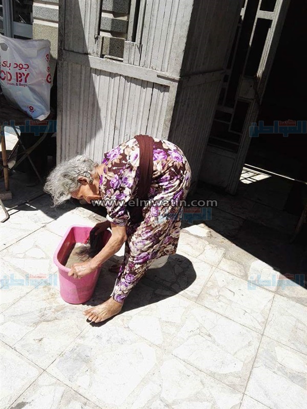 بالصور.. قصة "عجوز" تقوم بمسح السلالم من أجل أولادها 