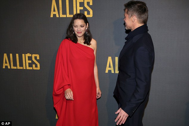 بالصور.. براد بيت يخطف الأنظار أثناء الترويج لـ"Allied" في باريس