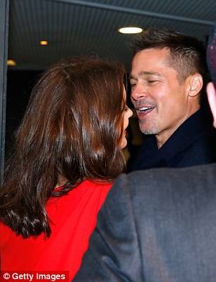 بالصور.. براد بيت يخطف الأنظار أثناء الترويج لـ"Allied" في باريس