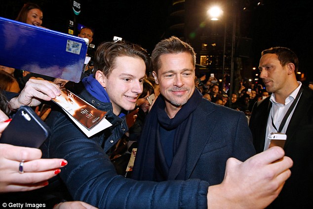 بالصور.. براد بيت يخطف الأنظار أثناء الترويج لـ"Allied" في باريس