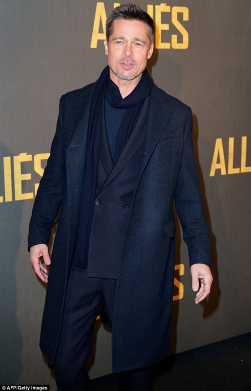 بالصور.. براد بيت يخطف الأنظار أثناء الترويج لـ"Allied" في باريس