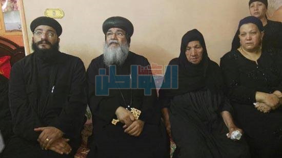بالصور.. وفد من كنيسة المنيا يزور أسرة "مجدي مكين" لتقديم التعازي