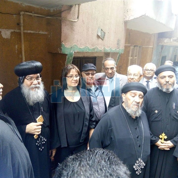 بالصور.. وفد من كنيسة المنيا يزور أسرة "مجدي مكين" لتقديم التعازي