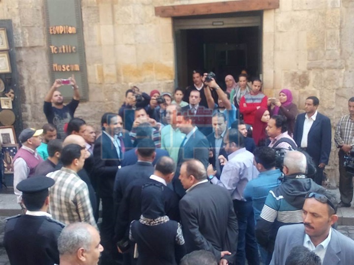 بالصور.. أهم المناطق التي تفقدها وزير الآثار بشارع المعز