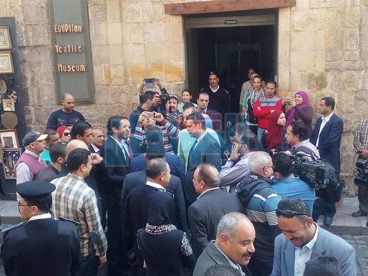 بالصور.. أهم المناطق التي تفقدها وزير الآثار بشارع المعز