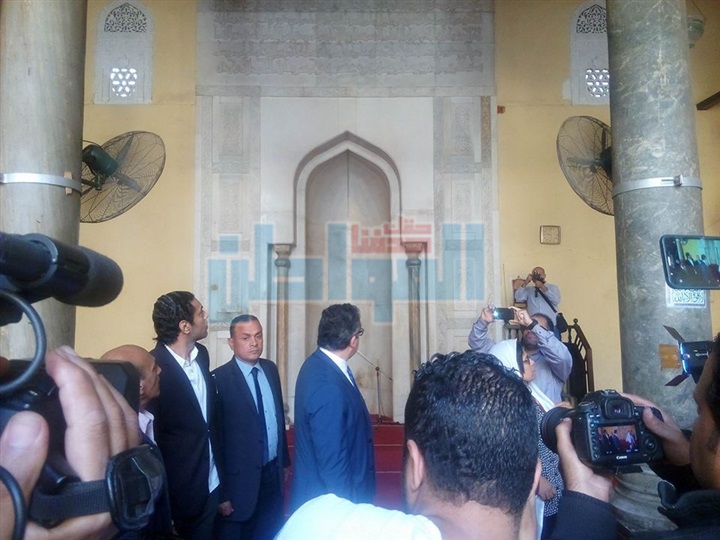 بالصور.. أهم المناطق التي تفقدها وزير الآثار بشارع المعز