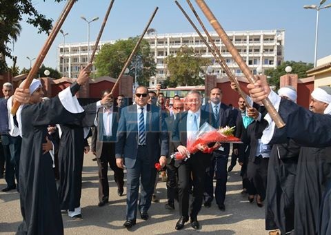بالصور.. سوهاج تستقبل سفير دولة ألمانيا بفرقة فنون شعبية