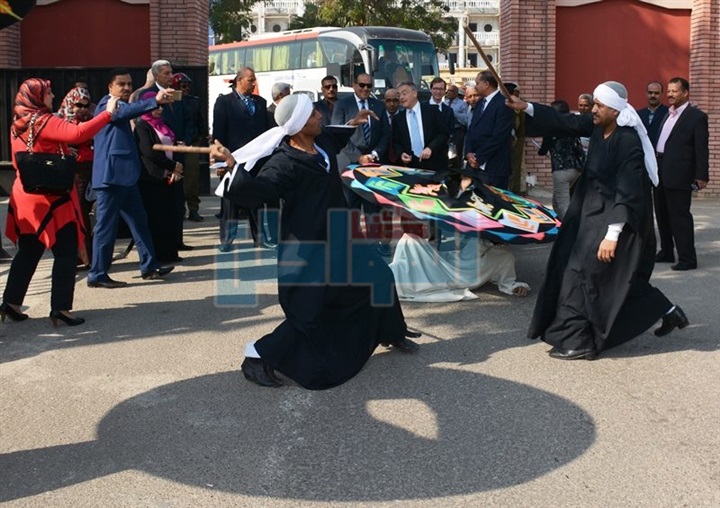 بالصور.. سوهاج تستقبل سفير دولة ألمانيا بفرقة فنون شعبية