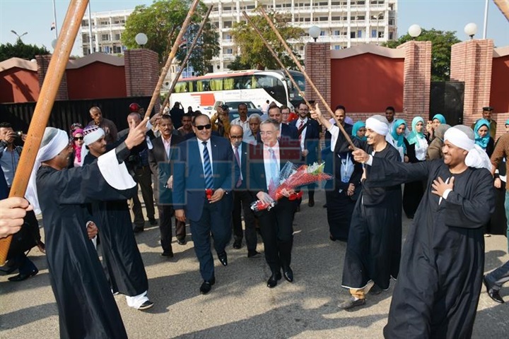 بالصور.. سوهاج تستقبل سفير دولة ألمانيا بفرقة فنون شعبية