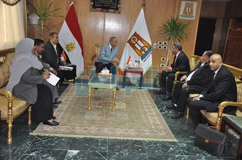 محافظ الوادي الجديد يلتقي إحدى الشركات المتخصصة في الطاقة الشمسية