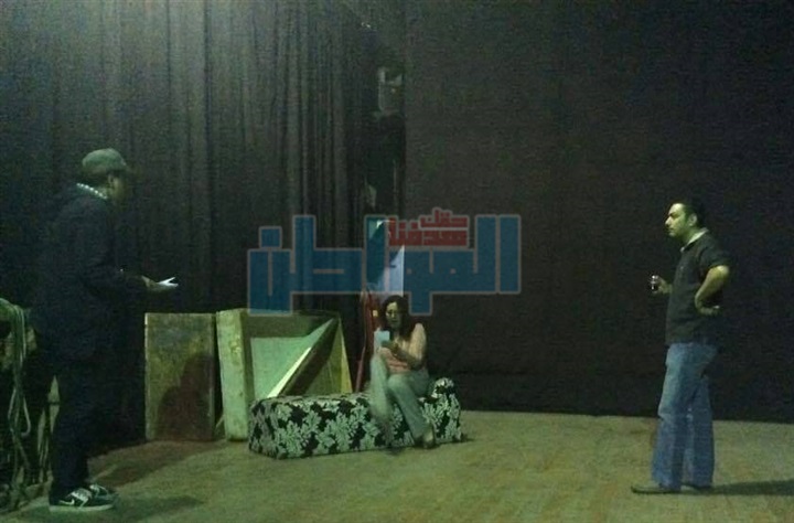 انفراد.. بالصور البروفات النهائية لمسرحية "قمر العميان"
